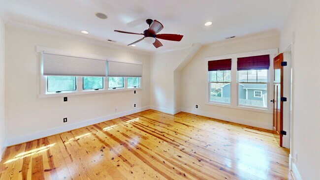 Building Photo - 2320 Chesterfield Ave