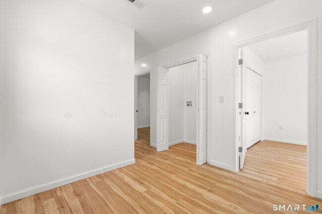 Building Photo - 810 Brewster St