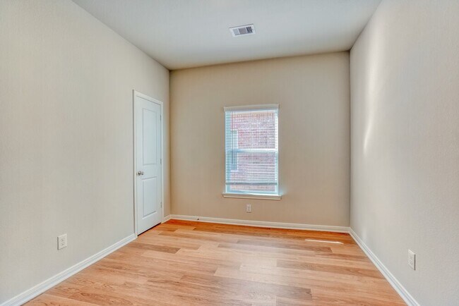 Building Photo - 409 Mustang Trot Dr