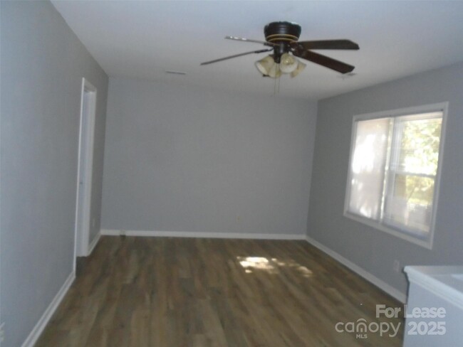 Building Photo - 4024 Rosehaven Dr