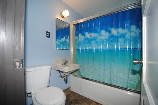 Building Photo - 2 Bed 1 Bath in Great Location!