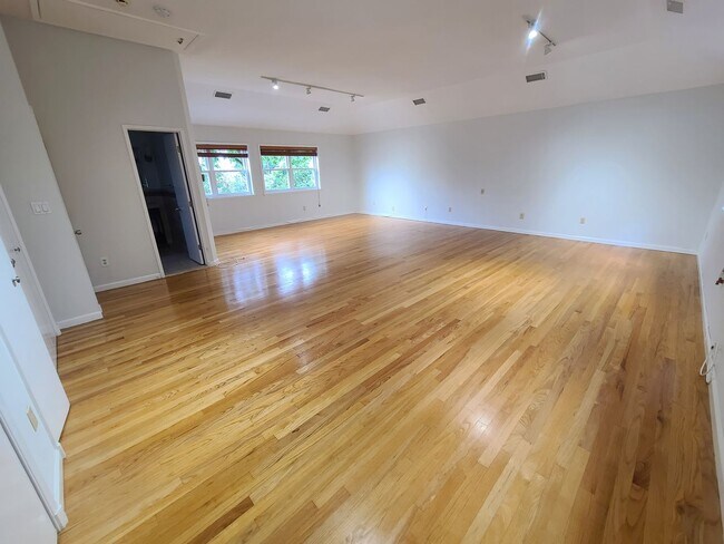 Building Photo - Scarsdale Rental Fully Updated 4 bedroom p...