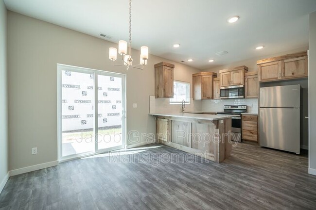 Building Photo - 1801 Jennie Lee Dr