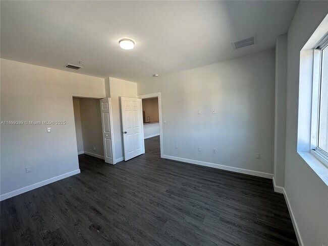 Building Photo - 2311 NW 22nd Ave
