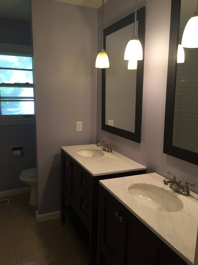 Building Photo - 2540 Cedarwood Ave