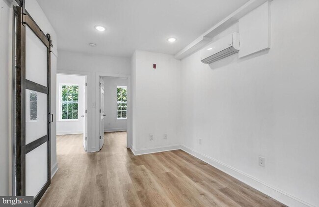 Building Photo - 2046 E Huntingdon St
