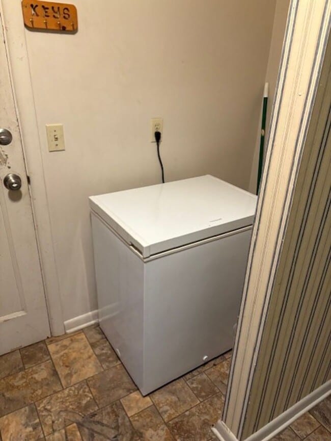 Building Photo - Charming home with large bedrooms