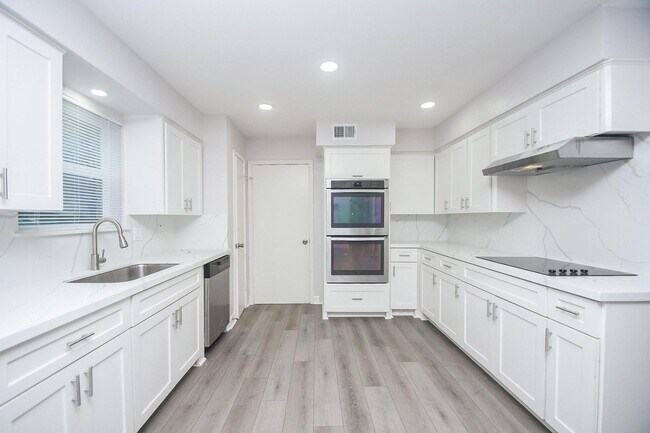 Building Photo - 10903 Shawnbrook Dr