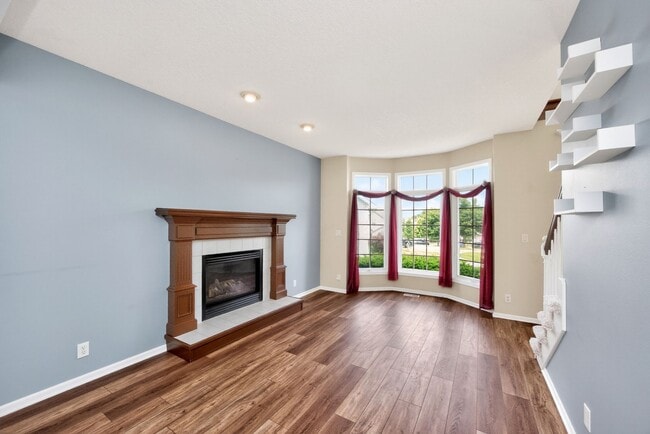 Building Photo - SPACIOUS LIVING!!  4 Bedrooms, 2.5 Bathrooms Home in Des Moines!