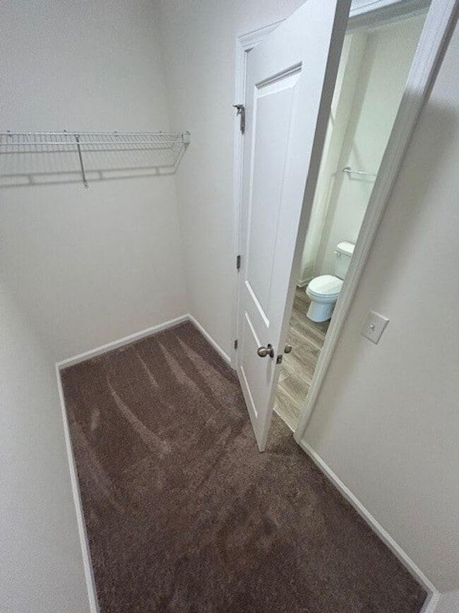 Building Photo - FREE RENT - $1000 Off First Month's Rent! ...
