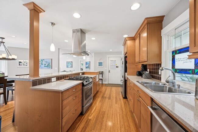 Building Photo - Normandy Park - Modern and Spacious!