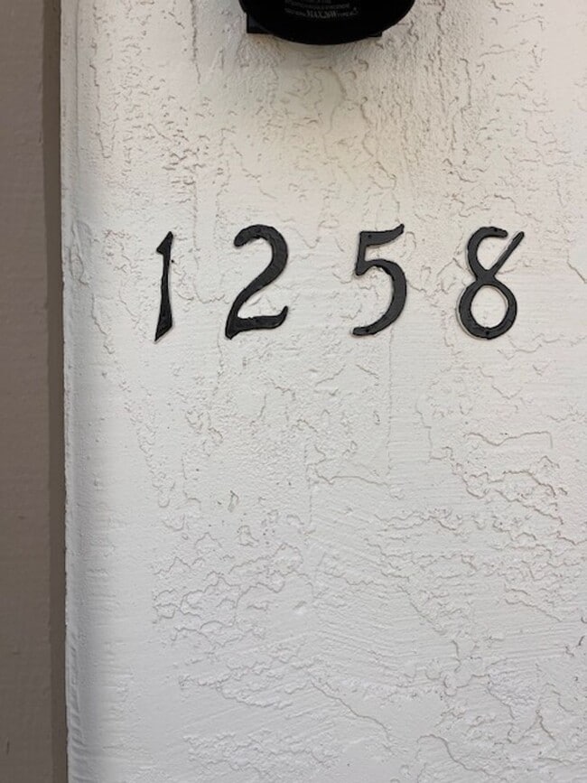 Building Photo - 3 bed 1.5 bath 2 story condo in Park Place...