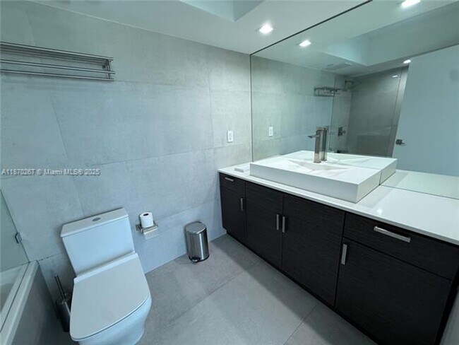 Building Photo - 5900 Collins Ave