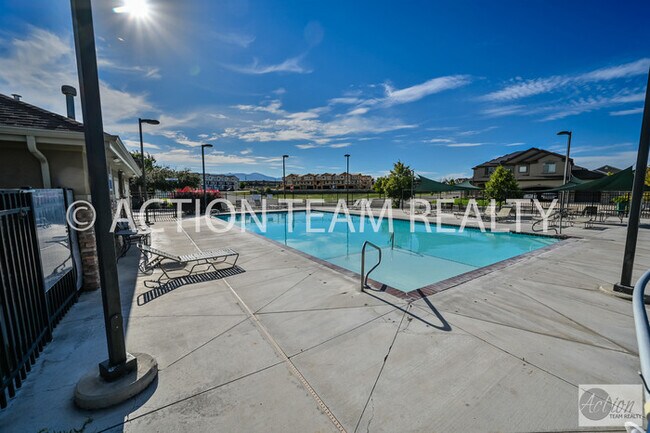 Building Photo - Mid-Row Townhome in Riverton