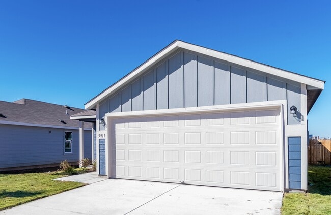 Building Photo - 5911 Rolling Gln