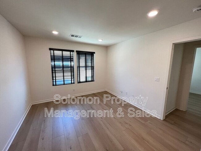 Building Photo - 383 Mission Villas Rd