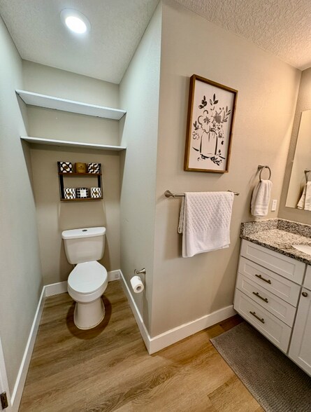 Building Photo - 1084 E Pierce Ave