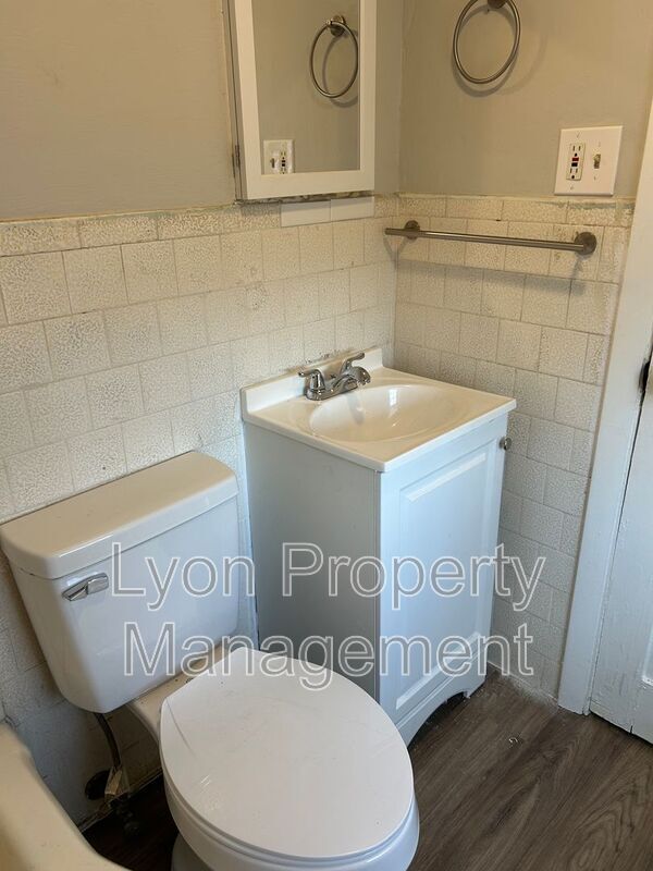 Building Photo - 44 7th St