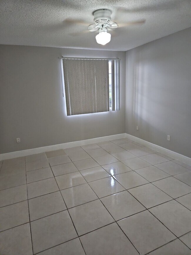 Building Photo - Pretty 1/1 in Gated Community w/Awesome Am...