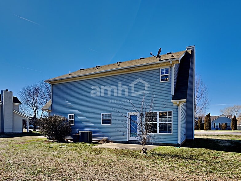 Building Photo - 1821 Saint Andrews Dr