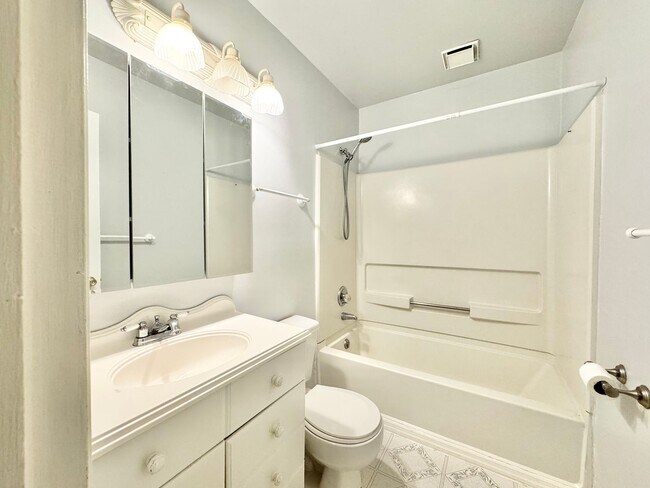Building Photo - 505 Crestwood Dr