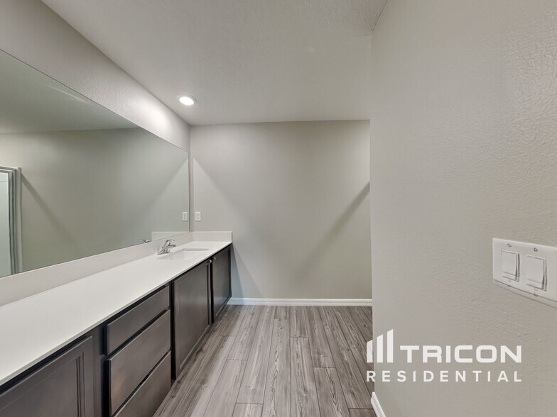 Building Photo - 1596 Wynford Cir