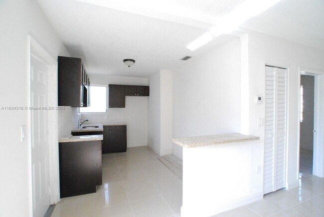 Building Photo - 3110 SW 33rd Ave