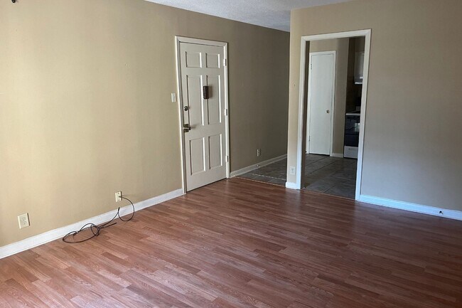 Building Photo - Charming 2/1 Apartment in Midtown!