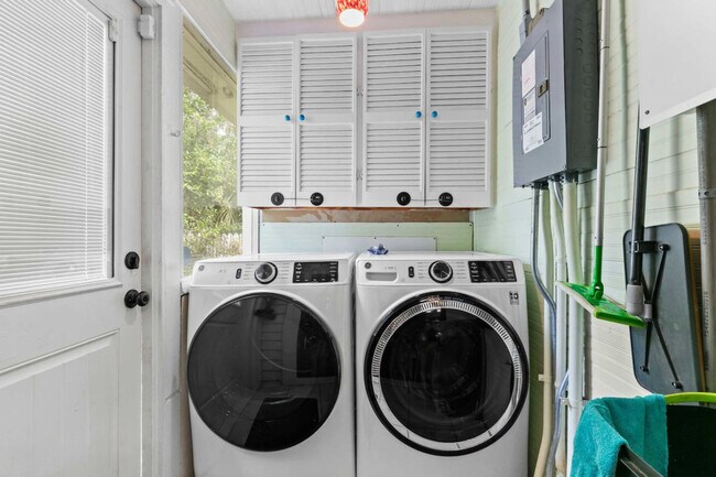 Building Photo - 204 NE 3rd Ave