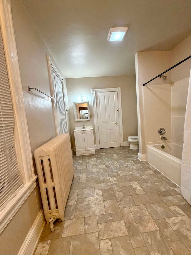 Building Photo - 526 Howard Ave