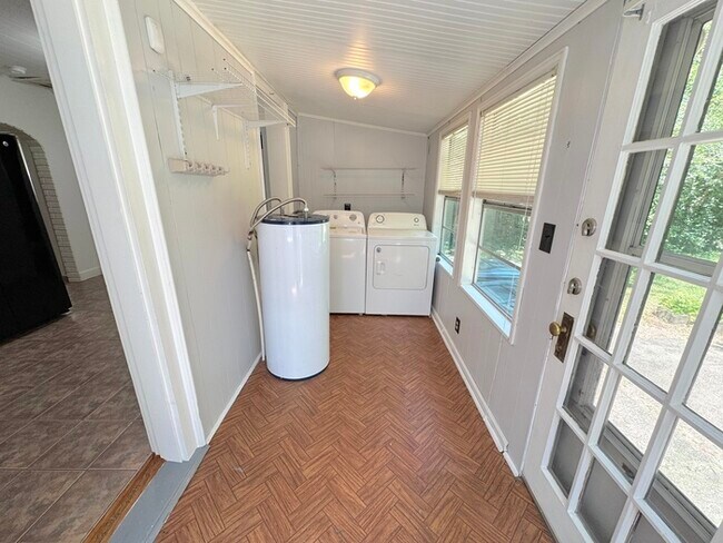 Building Photo - Charming Two-Bedroom Single Family Home with Detached Garage