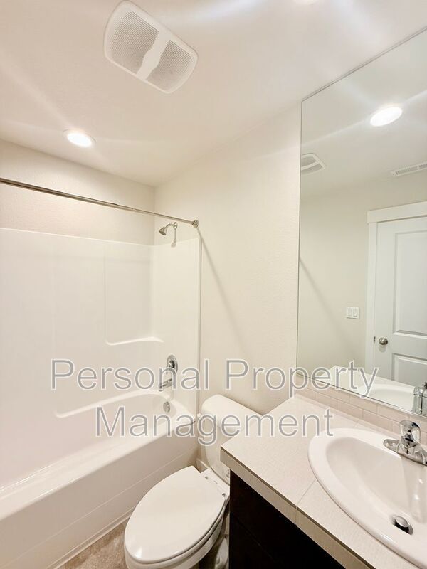 Building Photo - 18010 NE 47th Ave