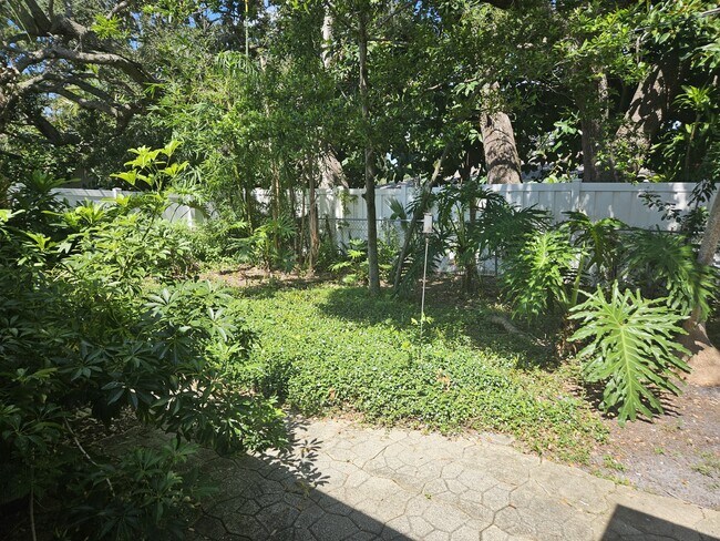 Building Photo - 1560 Robinson Dr N