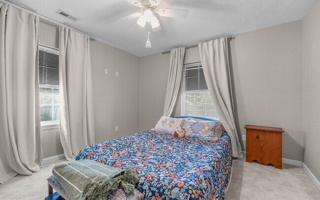 Building Photo - 2408 Sunset Dr