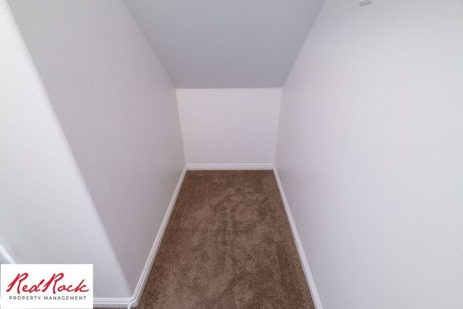 Building Photo - Spacious 3 Bedroom Townhome in Central St....