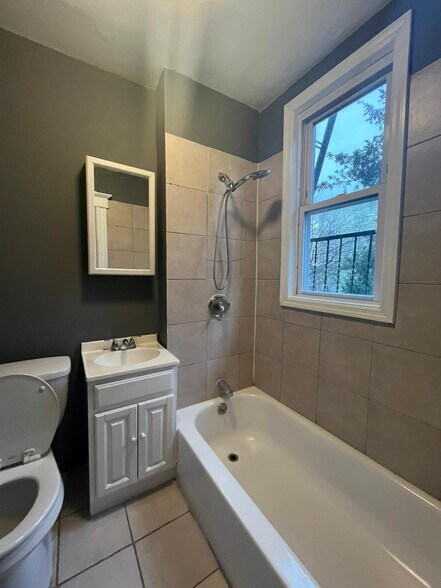 Building Photo - 164 Clendenny Ave