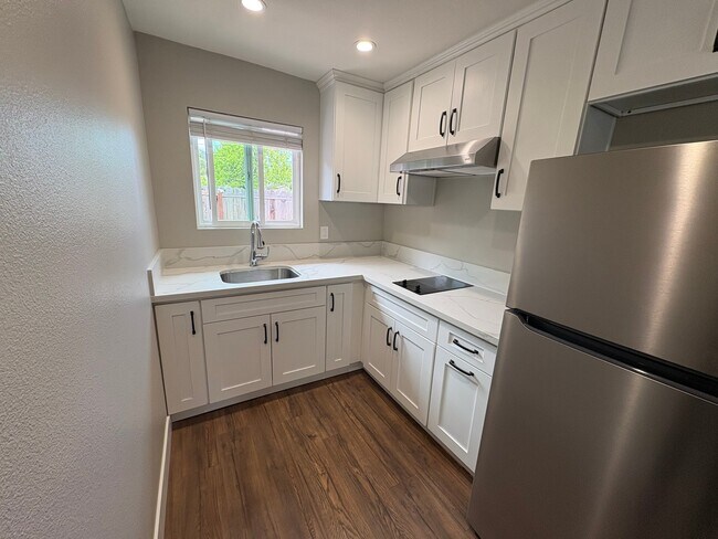 Building Photo - 911 E Aliso St