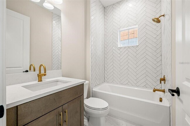 Building Photo - 1953 Arching Br