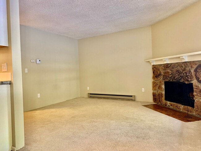 Building Photo - 1 BD 1 BA Kirkland Ground Floor Condo