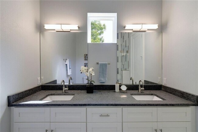 Building Photo - 6405 Chesterfield Ave