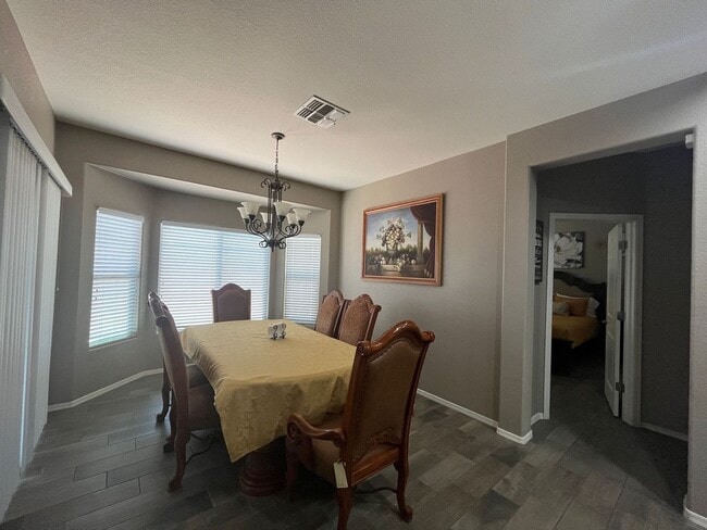 Building Photo - Clean and well maintained 4 bedroom home f...