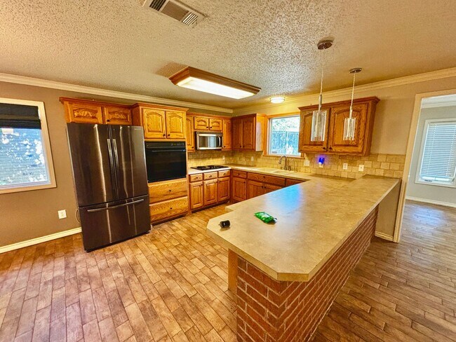 Building Photo - Pre-leasing for early July move in!