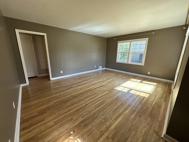 Building Photo - 1376 Darling St