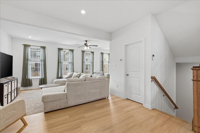 Building Photo - Beautifully UPDATE Townhome FOR LEASE