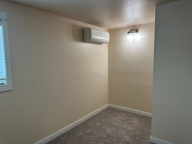 Building Photo - Beautifully updated 3 bedroom 1.5 bath dup...