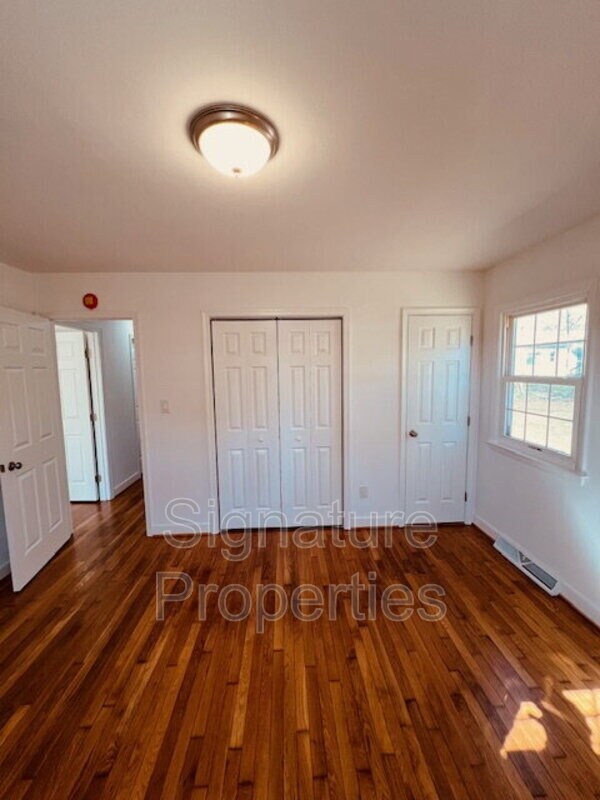 Building Photo - 211 Deerfield Dr