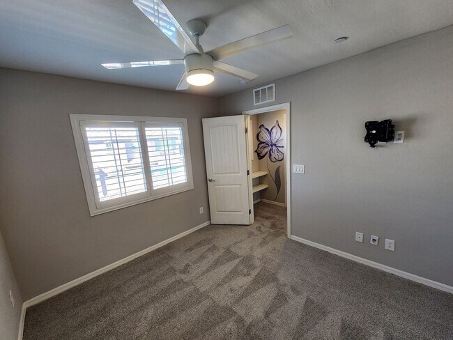 Building Photo - Three Level Mountains Edge Townhome