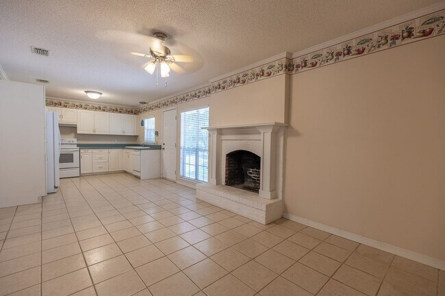 Building Photo - ONE FREE MONTH ON 13 MONTH LEASE!Charming ...
