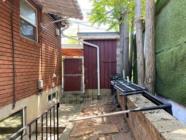 Building Photo - 1246 E Crystal Ave
