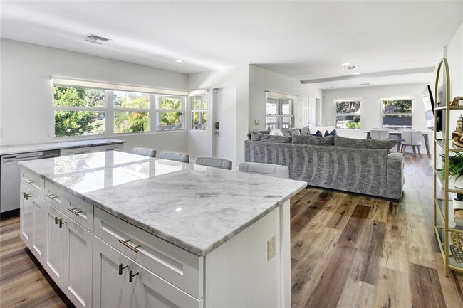 Building Photo - 211 SE 16th Ave